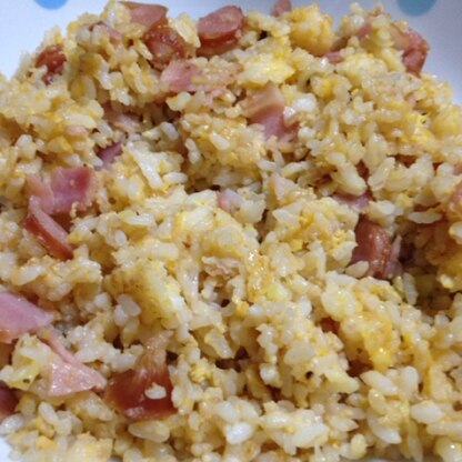 いつもチャーハン試して作るのですがなかなか美味しいものが作れないんですが始めて美味しいチャーハンが作れました！でも鶏ガラの素を入れる
時がわかりませんでした…